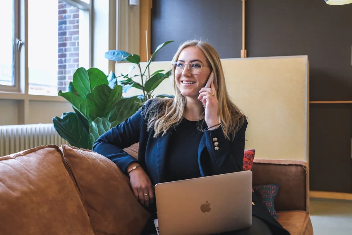 Ondernemer aan de telefoon achter haar laptop